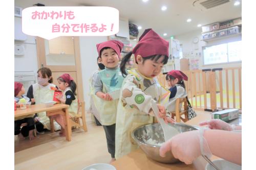 おかわりももちろん自分で作ったのですが<br><span style='color:#ff007f;'>「もっと食べられる!」</span>と<br>いつもより食も進んでいました。<br><br><br>ほとんど全員が<br><span style='color:#ff7f00;'>おかわり</span>もしましたよ♪<br><br><br>最後にご飯を作ることは難しく<br>大変なことも伝え給食を毎日作ってくれている<br>調理員さんにも<span style='color:#00ff00;'>「ありがとう」</span>を<br>伝えようねとお話をしました。<br><br>次の日には大きな声で<br><span style='color:#ff7f00;'>「いつもおいしいごはん作ってくれてありがとう!」</span>と<br>伝えることができました。<br><br><br>これからも<span style='color:#0000ff;'>感謝の気持ち</span>を持ちながら<br>食事ができるよう食育を行っていこうと思います。<br><br><br>また、次回のブログもお楽しみに<span style='color:#ffff00;'>★</span>