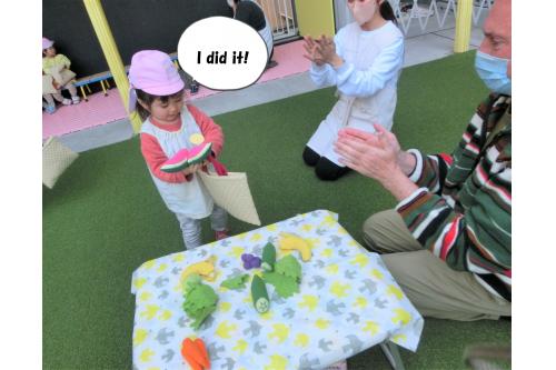 園庭では食べ物を使った<span style='color:#ff007f;'>Shopping game</span>を行いました!<br>