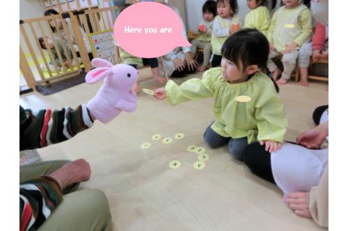 クッキーを使ったゲームでは、お腹がへったrabbitに、<br><span style='color:#ff2391;'>「Where is (Alphabet)?」</span><br>と英語講師のKellyから質問され<br>数あるクッキーの中から<br>Alphabetが書かれてあるクッキーを探し出し、<br>Rabbitに<br><span style='color:#2d96ff;'>「Here you are」</span><br>と食べさすことができて、rabbitも「モグモグ」<span style='color:#9123ff;'>★</span>