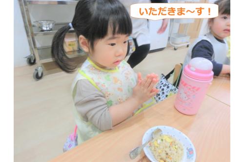 ますは手を合わせて<br><span style='color:#007fff;'>いただきま～す！</span>とご挨拶。<br><br>４月の頃は難しいこともありましたが、<br>すっかり<span style='color:#ff007f;'>上手に</span>なりましたよ<span style='color:#ffff00;'>★</span>