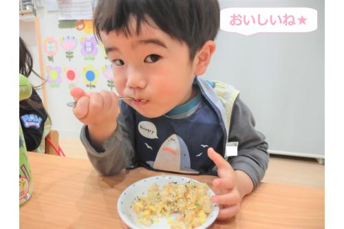 口まで上手に運んで<br><span style='color:#00ff00;'>「おいしい～！」</span>と<br>食べてくれています！<br><br><br>食べこぼしも少しずつ減って<br><span style='color:#007fff;'>憧れのうさぎチームさん</span>に<br>近づけるように頑張っていますよ<span style='color:#7fff00;'>(^-^)<br></span><br>４月からも1つずつ<br><span style='color:#ff007f;'>丁寧</span>に伝えて、<br>できることがどんどん増えていけば<br>いいなと思います！<br><br><br>また、次回のブログもお楽しみに<span style='color:#ffff00;'>★</span>