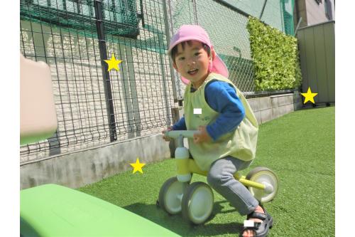 <span style='color:#ff198c;'>新しい先生</span>に少し緊張気味だった子どもたちですが、<br>遊びが始まると<span style='color:#ff00ff;'>笑顔</span>をたくさんみせてくれました！<br><br><br><b>園庭遊び</b>が大好きで、<span style='color:#007fff;'>バイク</span>に乗ったり先生やお友達と<br>追いかけっこを楽しみました♪<br><br><br>これからも子どもたちが楽しく遊んでいる様子を<br>お伝えしていきたいと思います<span style='color:#ffff00;'>★</span><br><br>次回の<span style='color:#9eff3d;'>ブログ</span>もお楽しみに<span style='color:#ff0000;'>！</span>