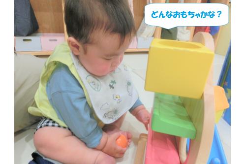 新しい環境に戸惑いや驚きも<br>多く見られますが、少しずつ<span style='color:#ff7f00;'>玩具</span>にも<br>興味を示しています<span style='color:#ffff00;'>★</span><br><br>保育者の近くで気になる玩具に<br><span style='color:#7f00ff;'>手を伸ばす</span>ことも増えてきました!<br>