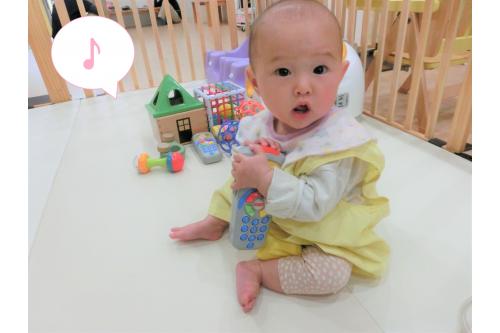 <span style='color:#ff007f;'>ハイハイで好きな場所に移動</span>したり<br>お兄さんお姉さんたちがどんなことをしているかな~?と<br><span style='color:#00ff00;'>つかまり立ち</span>で覗いてみたり<br>という姿も見られますよ<span style='color:#00ffff;'>(^-^)</span><br><br><span style='color:#ff7f00;'>楽しい毎日</span>が過ごせるように<br>サポートしていきますので<br>よろしくお願いいたします!<br><br><br>また、次回のブログもお楽しみに<span style='color:#ffff00;'>★</span>
