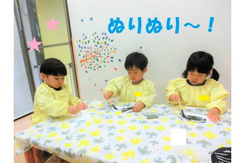 白いクレヨンで<span style='color:#ff8c19;'><span style='font-size:1.2em;'><b> <br> 「あれー?なにもかけないよ!!」</b></span></span><br>と不思議そうに<br><span style='color:#676767;'>ダンゴムシ</span><u></u>の模様を描いていく子どもたち。<br><br>本当に描けているのか<span style='color:#ff2323;'><span style='font-size:1.2em;'>ドキドキ</span></span>していました<span style='color:#ffff00;'>★</span>