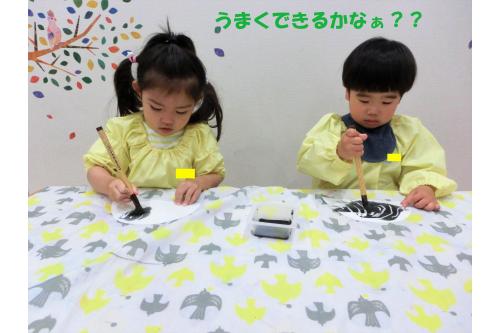 <span style='color:#686868;'><b>黒い絵の具</b></span>で上から塗っていくと<br>白いクレヨンが絵の具をはじいて模様が…<span style='color:#ff0000;'><span style='font-size:1.4em;'><b>!</b></span></span><span style='color:#ffff00;'><span style='font-size:1.4em;'><b>?</b></span></span><br><br><span style='color:#ff8205;'><b><span style='font-size:1.2em;'>「でてきた~!!」</span></b></span>と<br>子どもたちも大喜びでした<span style='color:#ff19ff;'>♪</span><br><br>一人一人、<span style='color:#ff0fff;'><b>オリジナル</b></span>の<br><b><span style='color:#19ff19;'>可愛いダンゴムシ</span></b>が完成しました<span style='color:#00ffff;'>(*^^*)</span><br><br>次回の<span style='color:#7f00ff;'>ブログ</span>もお楽しみに<span style='color:#ff0000;'>!</span>