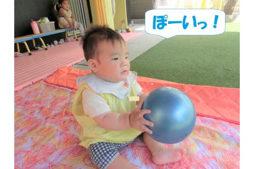 <span style='color:#00ff00;'>大きなボール</span>を見つけ<br>上手に持つことができました<span style='color:#ffff00;'>★</span><br><br>他のお友だちが遊んでいるのも<br><span style='color:#007fff;'>興味深そうに</span>じーっと<br>見つめていますよ!<br>