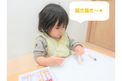<span style='color:#ff9123;'>好きな色</span>を選んだら、<br>さっそく<span style='color:#ff2893;'>描きます♪</span><br><br>画用紙いっぱいに<span style='color:#9328ff;'>ぐるぐる</span>と<br>描いていましたよ<span style='color:#3333ff;'>(*^^*)</span><br><br>保育者に<br><span style='color:#2391ff;'>「描いて～！」</span>と<br>クレヨンを渡す姿も<span style='color:#2dff2d;'>！</span><br><br>次回のブログもお楽しみに<span style='color:#ff9933;'>★</span>