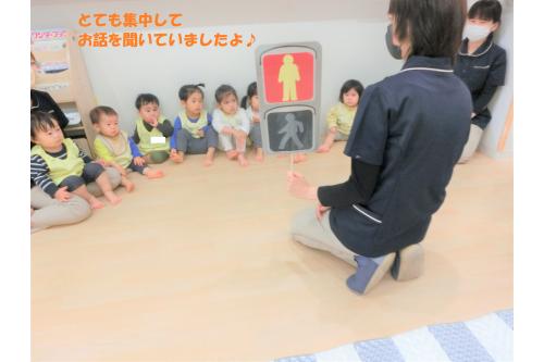 絵本の後は、<br><span style='color:#ff2323;'>歩行者信号</span>について、<br><span style='color:#ff2391;'>伝えて</span>いきました。<br><br><br><span style='color:#9328ff;'>「黄色がない!」</span>と<br>車の信号との違いを発見<span style='color:#2391ff;'>!</span>