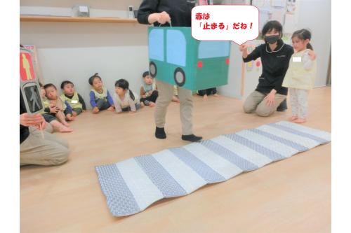 最後は実際に<span style='color:#2dff96;'>信号を見て</span>、<br>横断歩道を渡る練習です<span style='color:#ff9328;'>!</span><br><br>保育者と<span style='color:#ff2828;'>信号の色</span>を<br>確認しながら、<br><span style='color:#2d96ff;'>上手に</span>渡ることができました<span style='color:#9328ff;'>♪</span>