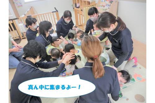 まずは<span style='color:#7fff00;'>部屋の中心</span>に集まり<br>揺れが収まるのを待ってから<br>