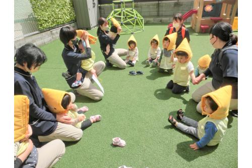 園庭に出て<span style='color:#ff7f00;'>防災頭巾</span>を<br>被る練習をしました！<br><br>日頃の避難訓練でも<br>使用しているので上手に<br>被ってくれています<span style='color:#ffff00;'>★</span><br>防災頭巾を被ったあとは<br>