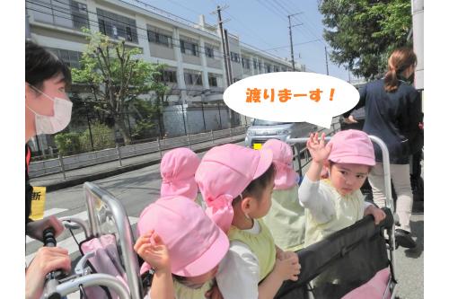 信号を渡るときは<span style='color:#ff7f00;'>手</span>を上げて渡り<br>交通安全指導で練習した成果を<br>早速発揮していましたよ<span style='color:#ffff00;'>★</span>