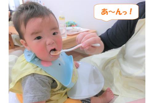 準備が始まると<br><span style='color:#ff007f;'>「なにがはじまるの?」</span>とそわそわ…<br><br><br>給食が始まると<br><span style='color:#7f00ff;'>大きなお口</span>で<br>食べてくれました。<br>