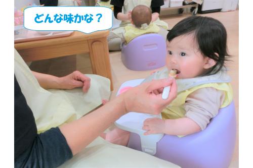 みんなどの食材も<br><span style='color:#ff7f00;'>進んで食べて</span>くれていますよ<span style='color:#ffff00;'>★</span><br>保育者が食材を<br>スプーンに掬う姿も<br><span style='color:#00ff00;'>ジーっと</span>見つめています!<br>