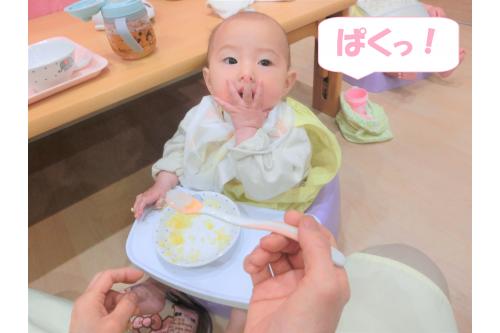 <span style='color:#ff007f;'>自分でつまんで</span>口に運ぶ姿も!<br><br>食事に対して<span style='color:#00ff00;'>たのしい!おいしい!</span>と<br>思えることが大切だと思うので<br><span style='color:#7f00ff;'>サポート</span>していければと思います<span style='color:#00ffff;'>♪</span><br><br>また、次回のブログもお楽しみに<span style='color:#ffff00;'>★</span>
