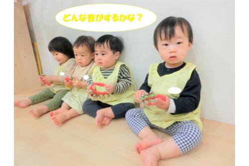 <span style='color:#ff2828;'>今年度</span>初めての楽器遊び！<br>保育者が<span style='color:#ff23ff;'>楽器</span>を出すと、<br>みんな<span style='color:#23ffff;'>興味津々</span>でした♪<br><br><br>保育者の<span style='color:#93ff28;'>見本と説明</span>を見ながら、<br><span style='color:#ff9933;'>同じように</span>手を動かして<br>音を出しましたよ<span style='color:#ff2828;'>(^^♪</span>