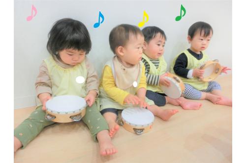 見本の前に<span style='color:#ff23ff;'>自分たちで</span><br>叩いて<span style='color:#2391ff;'>音を出そう</span>とする姿も<br>見られました<span style='color:#28ff93;'>！</span><br><br>楽器に<span style='color:#ff9933;'>慣れた後</span>は、<br>保育者の<span style='color:#ff2d2d;'>ピアノ</span>と一緒に<br>音を鳴らしました<span style='color:#ff38ff;'>★</span><br><br>また<span style='color:#28ff28;'>楽器遊び、手作り楽器遊び</span>などを<br>取り入れたいと思います<span style='color:#ff2893;'>(*^^*)</span><br><br>次回のブログもお楽しみに<span style='color:#2d96ff;'>♪</span>