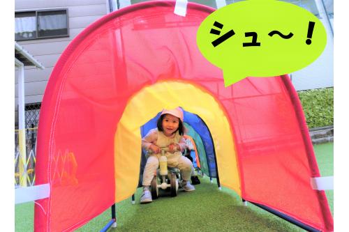 子どもたちは自分たちで<span style='color:#ff2391;'>遊び方</span>を考え、<br>大好きなバイクに乗って<span style='color:#28ffff;'>トンネルの中</span>を<br>くぐって遊ぶ方法を見つけました<span style='color:#ff00ff;'>(^^)</span><br><br><span style='color:#2dff2d;'>最初は</span>頭がぶつかり、うまく通れませんでしたが<br>体を小さくしてみたり、頭を下げてみたり<span style='color:#0000ff;'>…</span><br><br>自分たちで<span style='color:#ff7f00;'>方法</span>を考えて、<br>通り方を見つけていました。<br>