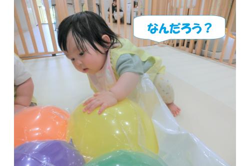 <span style='color:#ff7f00;'>風船を圧縮袋に入れたマット</span>は<br>カラフルな色と初めての感触に<br>少しびっくり!<br><br>初めは<span style='color:#7f00ff;'>恐る恐る</span>触っていましたよ。<br>