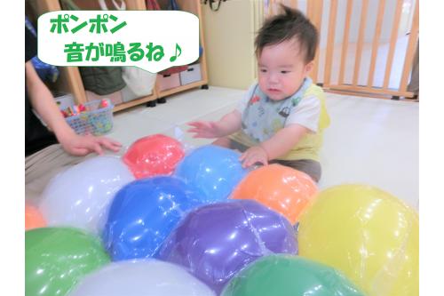 慣れてくると<span style='color:#7f00ff;'>ポンポンと叩いて</span>音を出して遊んでいましたよ!<br><br><br>跳ね返ってくると<br>少しびっくりした様子でした<span style='color:#ffff00;'>(^-^)</span><br><br>少しずつ<span style='color:#ff007f;'>お友だち</span>にも<br>興味を持ち出している<br><span style='color:#ff7f00;'>ひよこチーム</span>です。<br><br><br>また、次回のブログもお楽しみに<span style='color:#ffff00;'>★</span>