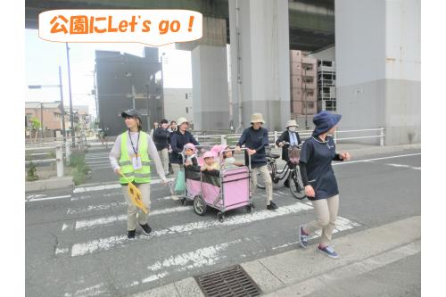 まずはみんなで<br>公園に向かいます。<br><br><br>信号を見つけると<br><span style='color:#00ff00;'>「赤はストップだよー！」</span>と<br>教えてくれますよ<span style='color:#ffff00;'>★</span>