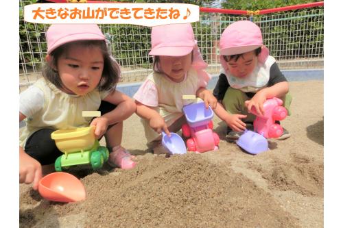 <span style='color:#ff7f00;'>うさぎチーム(２歳児)</span>は<br>砂場で遊びました<span style='color:#ffff00;'>★</span><br><br>みんなで大きなお山を作って<br><span style='color:#7f00ff;'>「かっこいいのできたでしょ～」</span>と<br>嬉しそうでしたよ！<br>