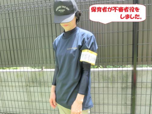 楽しく遊んでいる途中に<br><span style='color:#00ff00;'>不審者役の保育者</span>が<br>物陰からひっそりと登場。<br>