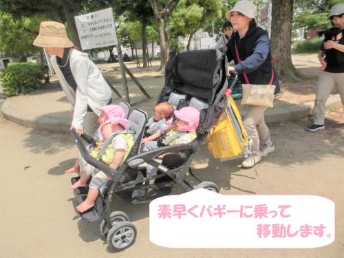 監視役の保育者から<br><span style='color:#ff007f;'>不審者がいる合図</span>として<br><span style='color:#7f00ff;'>「○○」</span>と声掛けをもらうと<br>遊んでいた子どもたちと<span style='color:#ff7f00;'>速やかに移動</span>をし<br>安全を確保します。<br><br><br>安全に移動することはもちろん<br><span style='color:#00ff00;'>不安にならないよう声掛けをしながら</span><br>避難することができました。<br><br><br>万が一に備えた<span style='color:#ff0000;'>警察への電話連絡</span>も<br>確認しています。<br><br><br><span style='color:#0000ff;'>安全で楽しく</span>公園遊びが楽しめるように<br>今後も職員全員で安全管理に取り組んでいきたいと思います！<br><br><br>また、次回のブログもお楽しみに<span style='color:#ffff00;'>★</span>
