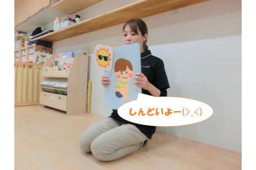 <span style='color:#7f00ff;'>帽子</span>被りたくない！<br><span style='color:#7fff00;'>お茶</span>も飲みたくない！<br><br>と<span style='color:#ff0000;'>イヤイヤ</span>したら<br>頭が熱くなって<br>しんどくなるよと<br><br><span style='color:#962dff;'>パネル</span>を使いながら<br>お話をしてもらいました！<br>