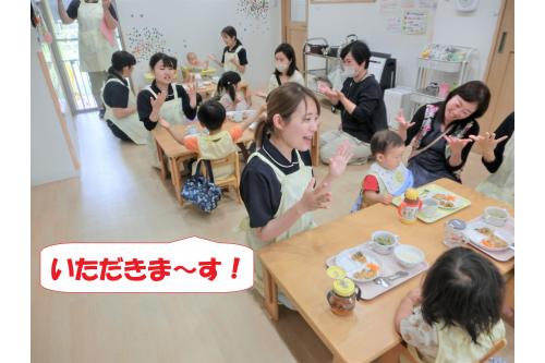 <span style='color:#007fff;'>給食のお歌を歌って</span>早速いただきま～す！<br><br><br>お父さんお母さんが<br>近くで見守る中<br><span style='color:#ff007f;'>普段と変わらない様子</span>で<br>上手に食べ進めていましたよ<span style='color:#ffff00;'>★</span>