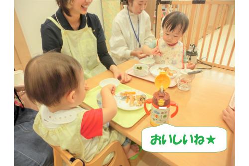 今回は食べている様子を<br>見守っていただくだけではなく<br><span style='color:#ff007f;'>お子さんが食べている給食メニューと<br>同じメニュー</span>を保護者様に配膳して<br><span style='color:#ff7f00;'>試食</span>していただきました。<br><br><br>味付けや大きさ<br>硬さなどもぜひお家で<br><span style='color:#007fff;'>参考</span>にしてみてくださいね！<br>