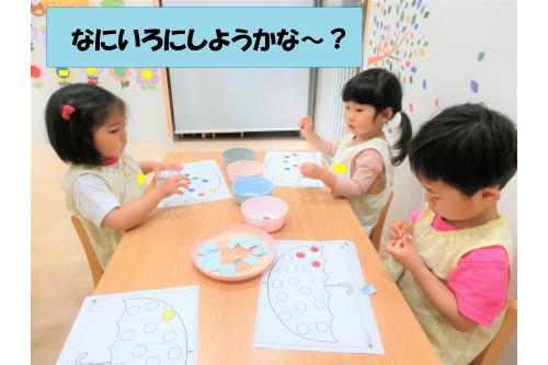 雨の日といえば<span style='color:#0000ff;'>かさ</span>！<span style='color:#00ffff;'>☂</span><br>ということでシール遊びをしながら<br><span style='color:#0000ff;'>傘</span>を作りました。<br><br><span style='color:#ff7070;'>4色</span>ある色の中から自分で選んで<br>シールを貼っていく子どもたち。<br><br>1色だけ選ぶ子もいれば、<span style='color:#ff6666;'>い</span><span style='color:#5b5bff;'>ろ</span><span style='color:#70ff70;'>い</span><span style='color:#ffba75;'>ろ</span>な色を選んで<br>思い思いに製作を楽しんでいました。<br>