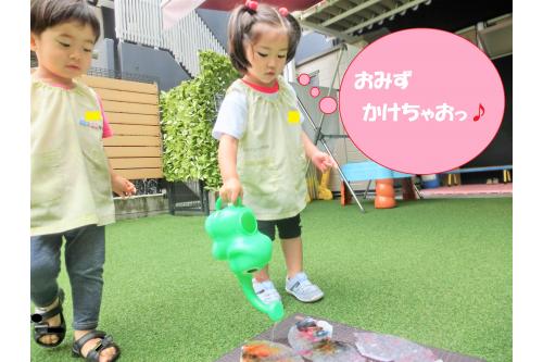 完成したコーヒーフィルターを持って園庭へ<span style='color:#ff0000;'>！！</span><br>雨で色が<span style='color:#ffa851;'>にじむ</span>様子を見ようと思っていると<br>まさかの雨が止んでいる<span style='color:#ff75ba;'>緊急事態</span>！！<br><br>急遽、「じょうろで水をつくろっか～♪」と<br><span style='color:#a3ff47;'>順番</span>でかけてくれました(^^)<br>