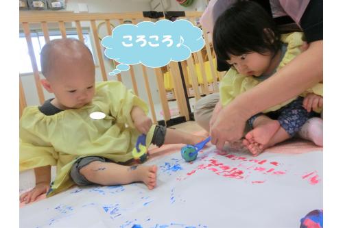 気が付けば、真っ白だった紙が<br><span style='color:#ff9e3d;'>カラフル</span>に色が付き、<br>体にも色が着くくらい<br><span style='color:#b2ff66;'>ダイナミック</span>に<span style='color:#ffff19;'>夢中</span>で遊びこんだ<br>子どもたちです<span style='color:#ff6bff;'>(*^^*)</span><br><br>次回のブログもお楽しみに<span style='color:#b770ff;'>♪</span>