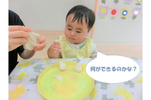 保育者が作っているものを<br>「<span style='color:#007fff;'>何ができるんだろう？</span>」と<br>不思議そうに観察している子も。<br><br><span style='color:#ff7f00;'>小麦粉粘土</span>を楽しんでいた<br>子どもたちでした(<span style='color:#ff007f;'>*</span>^^<span style='color:#ff007f;'>*</span>)<br><br>次回の<span style='color:#00ffff;'>ブログ</span>もお楽しみに<span style='color:#007fff;'>♪</span>
