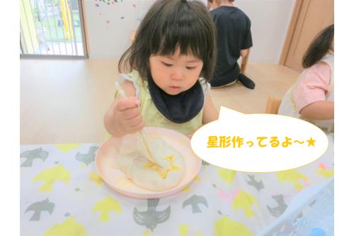 最初は<span style='color:#7f00ff;'>恐る恐る</span>小麦粉粘土に<br>触っていた子どもたち。<br><br>感触に<span style='color:#00ff7f;'>慣れてくる</span>と粘土を<br>手でこねてみたり型取りをしたりして<br>遊んでいましたよ(^^<span style='color:#ff9933;'>♪</span>