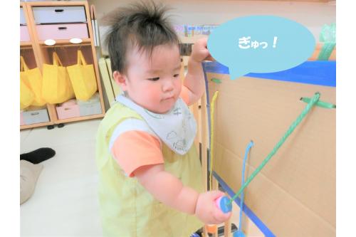 <span style='color:#6666ff;'>真剣な表情</span>の子どもたちは<br>力を<span style='color:#9bff38;'>「ぎゅっ」</span>と入れて<br><br><span style='color:#ff3d9e;'>『引っ張る』</span>という動きを<br><br>楽しんでくれたようです<span style='color:#ff3d3d;'>(^^♪</span>