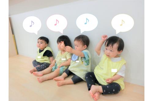 読み聞かせの前は<span style='color:#3d9eff;'>絵本に集中</span><br>できるように<span style='color:#ff3dff;'>手遊び</span>をします!<br><br>この日は「<span style='color:#ff3d3d;'>りんごがころころ</span>」の<br>手遊びをしましたよ(^^<span style='color:#9e3dff;'>♪</span>