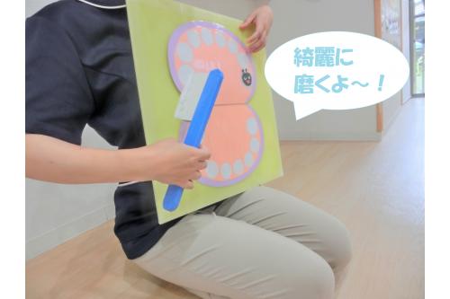 虫ばい菌を<span style='color:#0000ff;'>やっつける</span>ためには<br>歯を<span style='color:#ff007f;'>しっかり磨くんだよ～</span>と<br>お話をしてもらいました！<br>