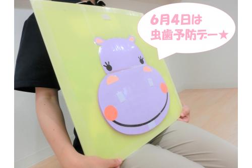 「<span style='color:#ff42a0;'>歯はどこにあるか<br>知ってるかな？</span>」や<br><br>「<span style='color:#a042ff;'>ご飯を食べた後は<br>何をするかな？</span>」の質問に<br>対して元気いっぱいに<br>答えていた子どもたち。<br>