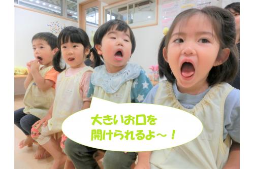 今度、<span style='color:#ff7f00;'>歯科検診</span>があるので<br>大きいお口を開ける練習もしました！<br><br>「<span style='color:#7fff00;'>あー</span>」とみんなかっこ良く<br>口を開けることもできます(^^♪<br>