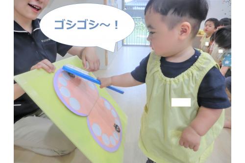 最後は、子どもたちも<br><span style='color:#007fff;'>ゴシゴシ～</span>とカバさんの<br>歯を磨いて虫ばい菌を<br>退治していましたよ(<span style='color:#ff007f;'>*</span>^^<span style='color:#ff007f;'>*</span>)<br><br>歯磨きを毎日丁寧にして<br>いつまでも健康な歯を<br>保っていきたいですね！<br><br>次回の<span style='color:#7f00ff;'>ブログ</span>もお楽しみに<span style='color:#ff00ff;'>♪</span>
