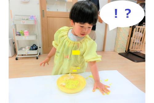 「実はね…これは<span style='color:#ff7a7a;'>小麦粉</span>なんだよ！」<br>と伝えると子どもたちも<span style='color:#ff75ff;'>ビックリ</span>！<br><br>「もちもちしてる～♪」と感触を楽しみながら<br><span style='color:#75ffba;'>手型</span>をとったり<span style='color:#bcff7a;'>線</span>を描いたりしていました。<br>