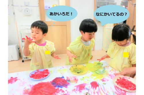 先生が２本の指で耳を作ると<br>下に丸を書いて<span style='color:#ff7aff;'>うさぎ</span>の完成！<br><br>写真の中にも<span style='color:#ff7aff;'>うさぎ</span>が隠れているので<br>探してみてくださいね<span style='color:#7affff;'>(^^)/</span>