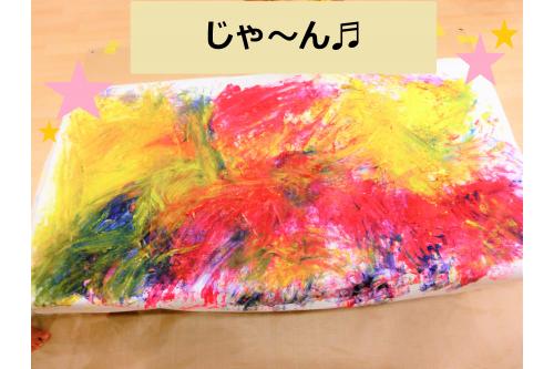 最後は<span style='color:#bc7aff;'>３色</span>を混ぜたり<br>画用紙いっぱいに<span style='color:#ff7a7a;'>絵</span><span style='color:#7a7aff;'>の</span><span style='color:#ffff38;'>具</span>をのばしたりして<br>思いきり楽しみました(^^<span style='color:#ff7f00;'>♪</span><br>色が混ざっているところも綺麗ですよね<span style='color:#7affbc;'>♬</span><br><br>子どもたちは<span style='color:#ff0000;'>色の区別</span>も<br>少しずつつくようになってきたので<br>引き続き<span style='color:#ff7abc;'>い</span><span style='color:#ff7aff;'>ろ</span><span style='color:#7affff;'>い</span><span style='color:#7aff7a;'>ろ</span><span style='color:#bcff7a;'>な</span><span style='color:#ffff7a;'>色</span>に触れながら<br>遊びを楽しみたいと思います！<br><br>次回のブログもお楽しみに<span style='color:#ff7aff;'>♪</span>