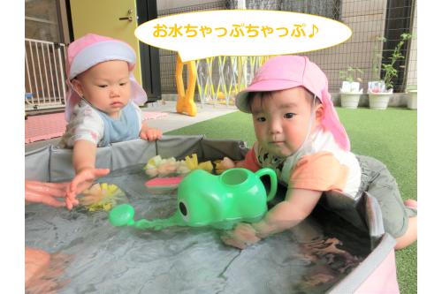 小さな<span style='color:#70b7ff;'>プール</span>を用意すると<br>様子をうかがうように手を<span style='color:#70ffff;'>水</span>につけて<br>遊んでいた子どもたち。<br><br>次第に<span style='color:#6bb5ff;'>水</span>の<span style='color:#75ffba;'>気持ち良さ</span>に<br>気が付いたのか・・・<br><br><span style='color:#6bb5ff;'>水</span>を叩く手はどんどん強くなり<br>自分たちのお顔も<br><span style='color:#5bffad;'>びちょびちょ</span>に濡れるほど<br><span style='color:#ffb770;'>ダイナミック</span>な遊び方に<br>変わっていきました<span style='color:#ff6bff;'>(*^^*)</span>