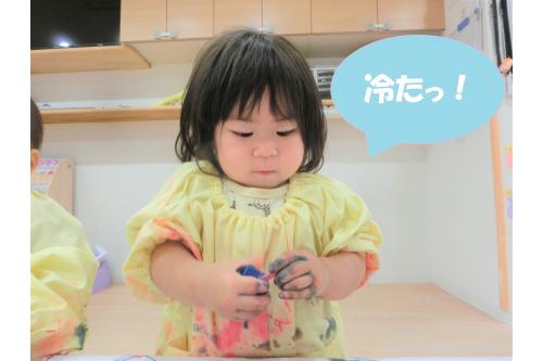 色のついた<span style='color:#00ffff;'>氷</span>を触って<br>最初は「<span style='color:#4242ff;'>冷たっ！</span>」と<br>驚いていた子どもたち<span style='color:#ffff00;'>★</span>