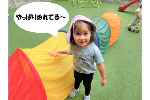 外に出て<span style='color:#ffa54c;'>トンネル</span>を触ってみると<br>ぬれていることに気づき、<br>「やっぱりぬれてるよ～<span style='color:#ff00ff;'>♪</span>」と教えてくれました。<br><br>先生が<span style='color:#00ffff;'>ホース</span>を持っているのに<br>気づき、<span style='color:#007fff;'>雨</span>の正体を発見<span style='color:#ffff00;'>！！</span><br>「も～、せんせいやめてよ～」と言いつつも<br>トンネルの中に入って<br><span style='color:#75ffba;'>水の気持ち良さ</span>を楽しんでいました<span style='color:#ff0000;'>！</span><br><br>子どもたちが<span style='color:#ff7aff;'>大好き</span>な水遊び♪<br><span style='color:#ff0000;'>い</span><span style='color:#ff007f;'>ろ</span><span style='color:#ff00ff;'>い</span><span style='color:#7f00ff;'>ろ</span><span style='color:#0000ff;'>な</span><span style='color:#007fff;'>物</span>を使って<br>この<span style='color:#ff7a7a;'>夏</span>も楽しみたいと思います！！<br><br>次回のブログもお楽しみに<span style='color:#bc7aff;'>♬</span>