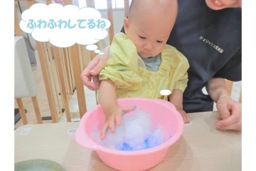 綿を使った<span style='color:#ff70ff;'>アイスクリーム</span>製作を<br>楽しみました<span style='color:#b7ff70;'>♪</span><br><br>初めに<span style='color:#70ffff;'>綿の感触</span>を楽しんでもらおうと<br>綿を渡すと、ふわふわした感触に<span style='color:#ffba75;'>びっくり！</span>